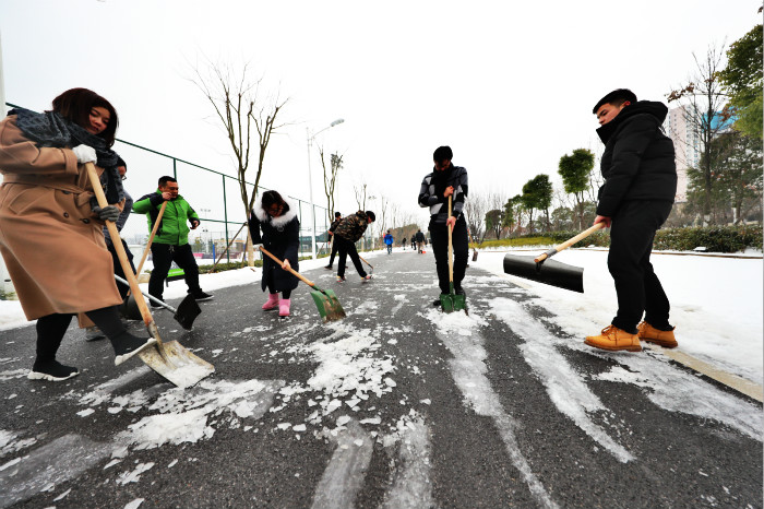 一場雪，體育中心美得不要不要的 但最美的風(fēng)景還是他們(圖12)