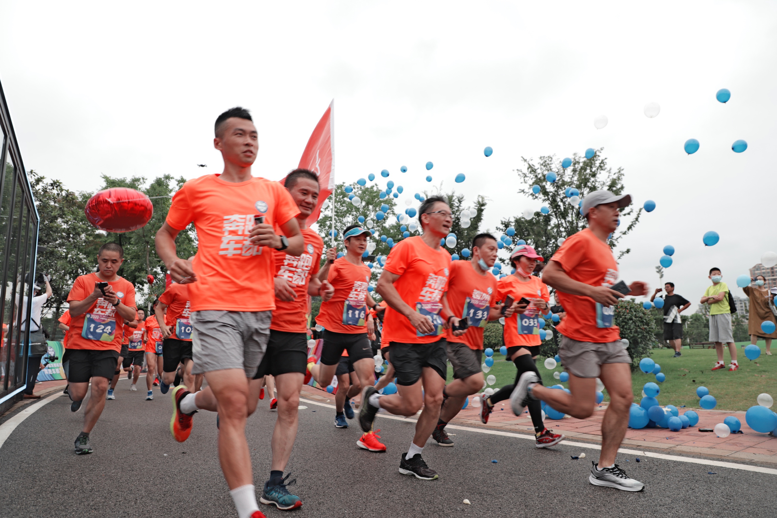 2020“奔跑車都”迷你馬拉松開跑