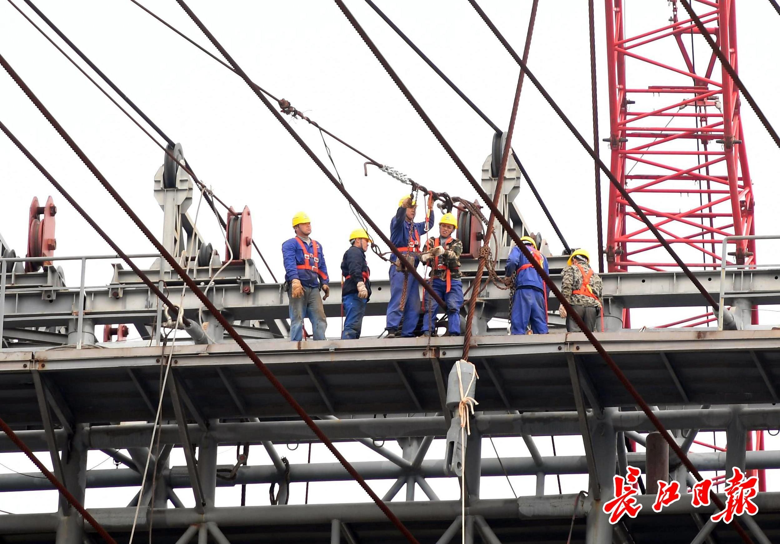 軍運(yùn)會(huì)開幕式“幕后英雄”威亞塔開始拆除，1500噸回收鋼材將建籃球場等(圖1)